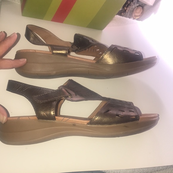 Women’s Bare Traps Die-Cut Sandals - Picture 2 of 12